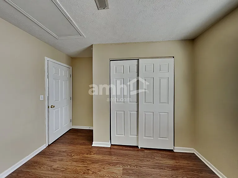 220 Hartford Ct — Photo 12