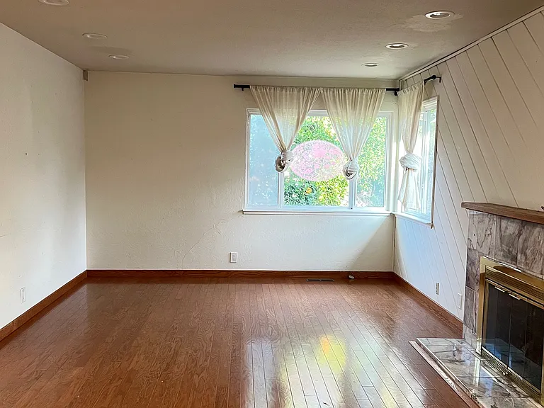 2212 Francis Ave — Photo 5