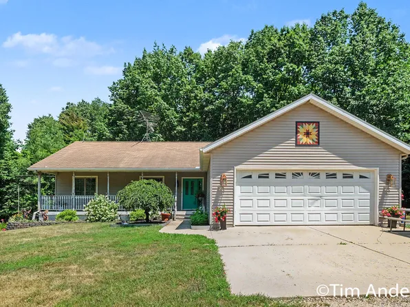 3455 Northkent Pine Dr, Kent City, MI 49330