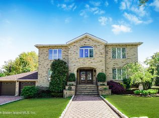 155 Dahlia St, Staten Island, NY 10312