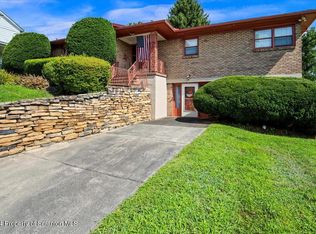 618 Lawrence St, Old Forge, PA 18518