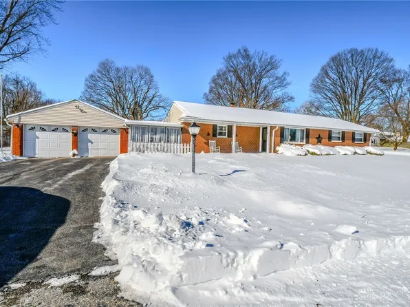 4137 White Oak Dr, Dayton, OH 45432