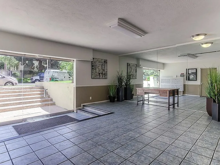 423 South Hoover Street — Photo 6