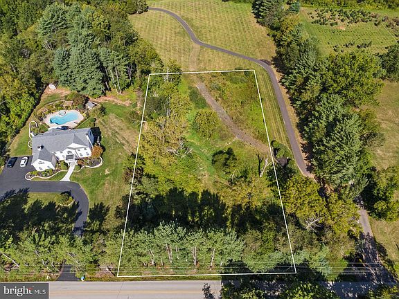 3rd image of 1073 N Grange Ave