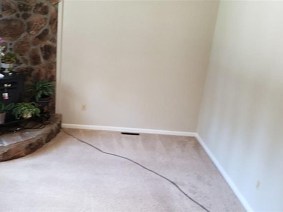 5th image of 207 Aspenwood Dr