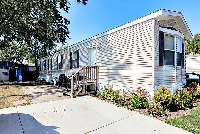 1st image of 427 Center Ln