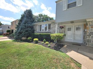 9726 Beacon Rd, Philadelphia, PA 19115