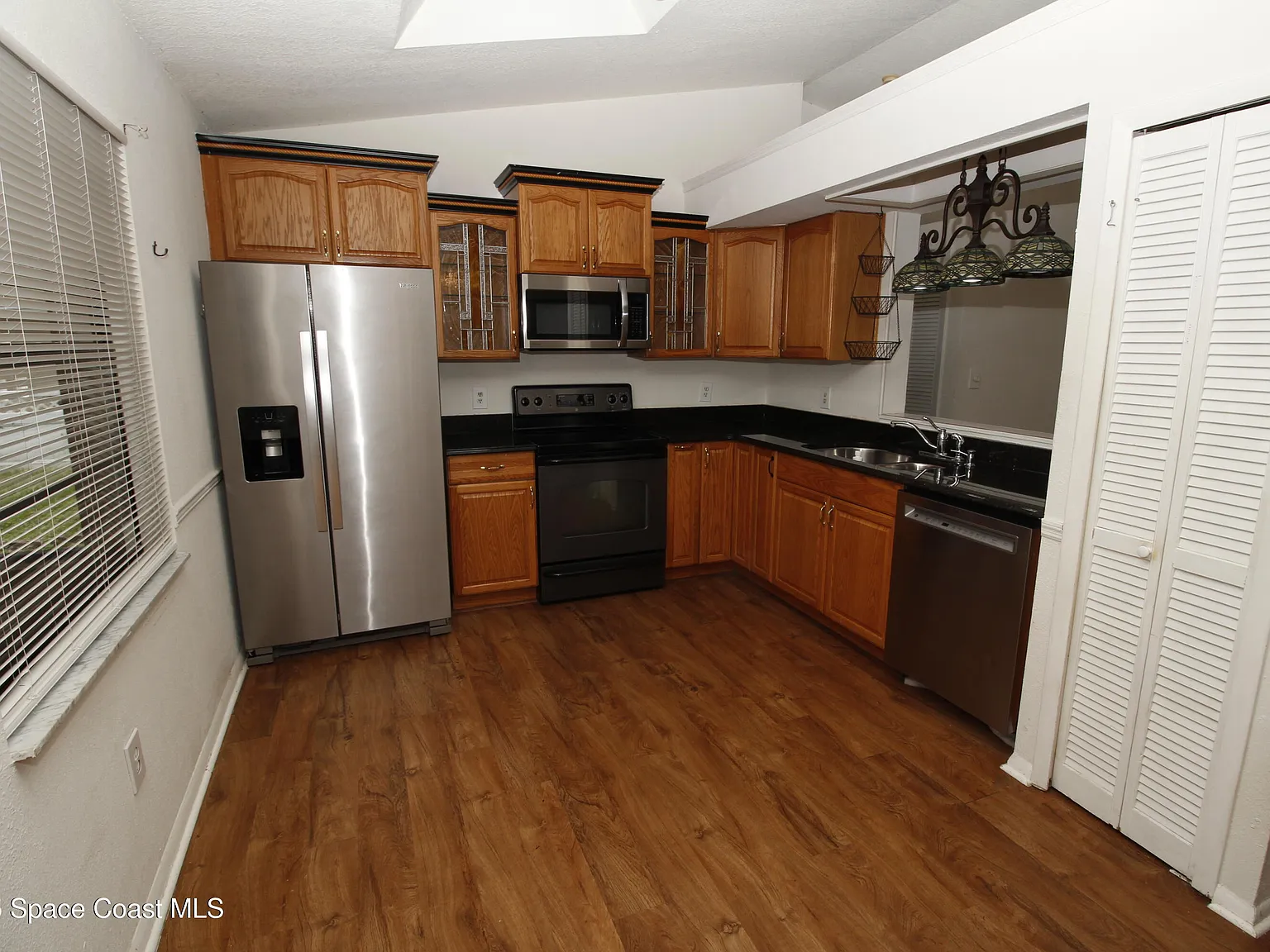 3 bed, 2.0 bath, 1068 sqft, $2,200 — Photo 4