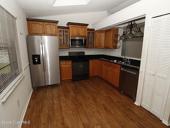 4th image of 1735 Hazelton St NW