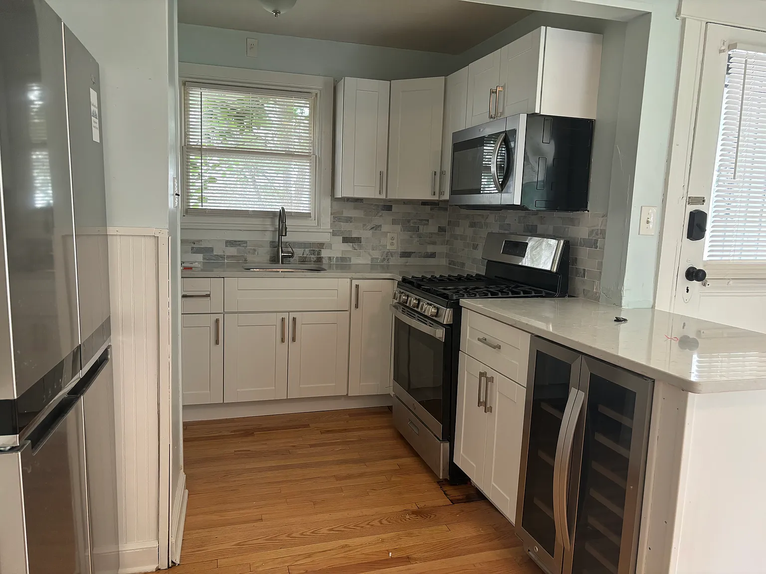 6 bed, 2354 sqft, $4,470 — Photo 4
