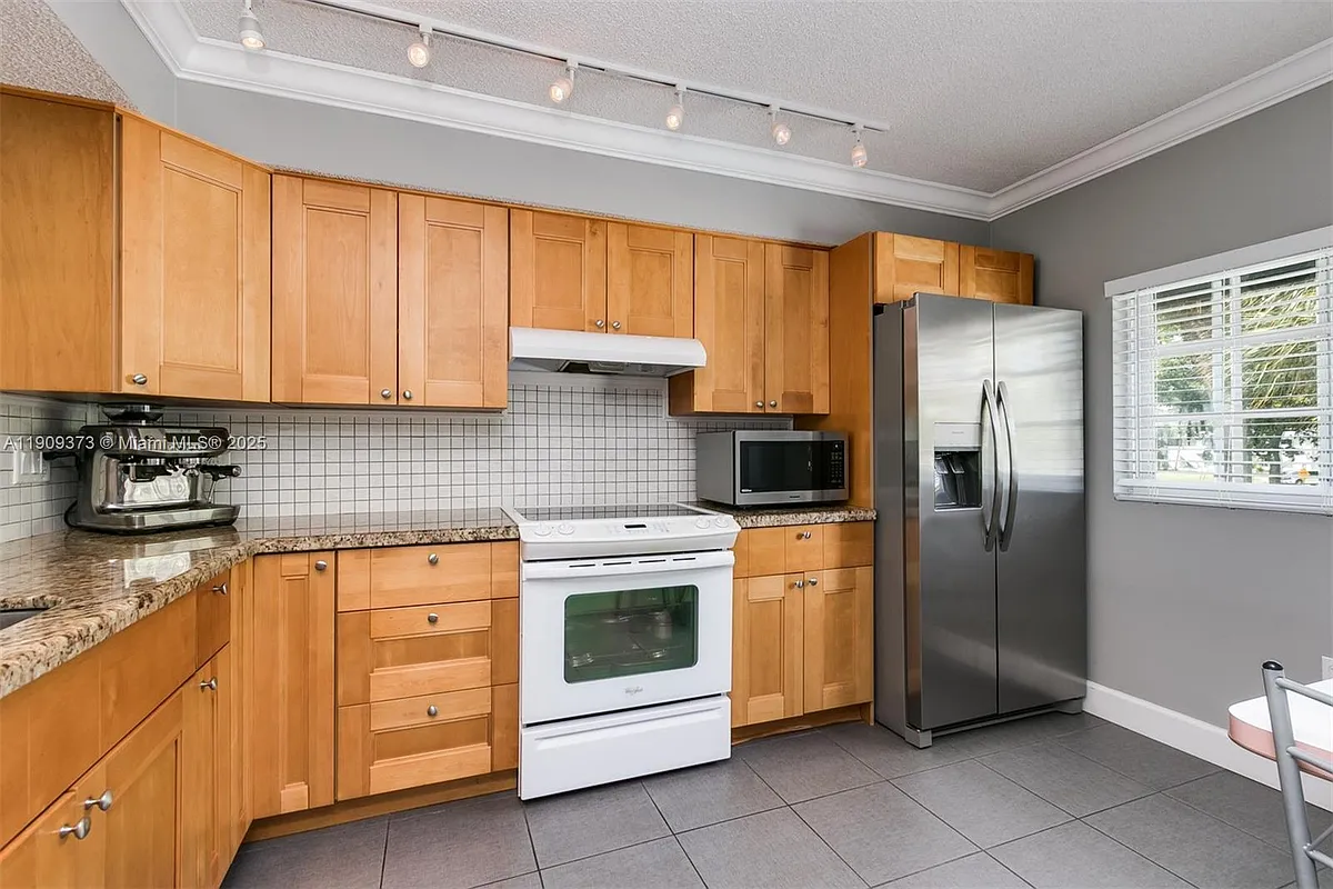 Building Photo - 4020 Crystal Lake Dr #209