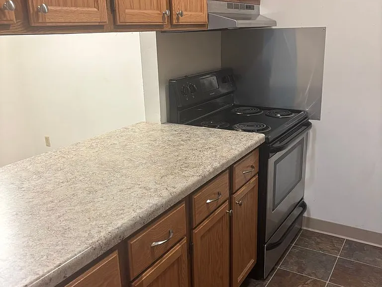719 W Thorne St — Photo 4