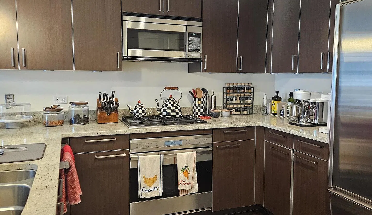 1 bed, 1.5 bath, 855 sqft, $3,800 — Photo 3