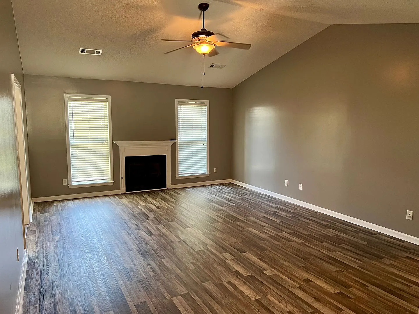 3 Bed, 2 Bath with Vaulted Living Room, Walk-In Shower, and Privacy-Fenced Yard — Photo 3