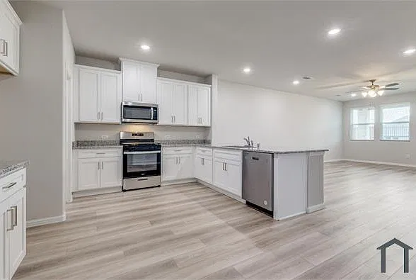 4 bed, 2800 sqft, $2,800 — Photo 2
