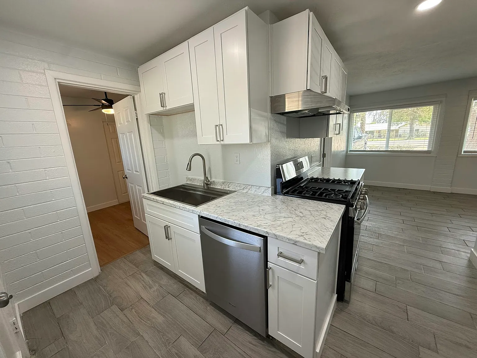 2206 West Vista Avenue, Unit B — Photo 4
