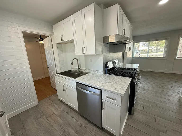2206 W Vista Ave #B — Photo 3