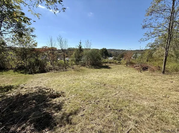 135 Mason Dr, Windber, PA 15963