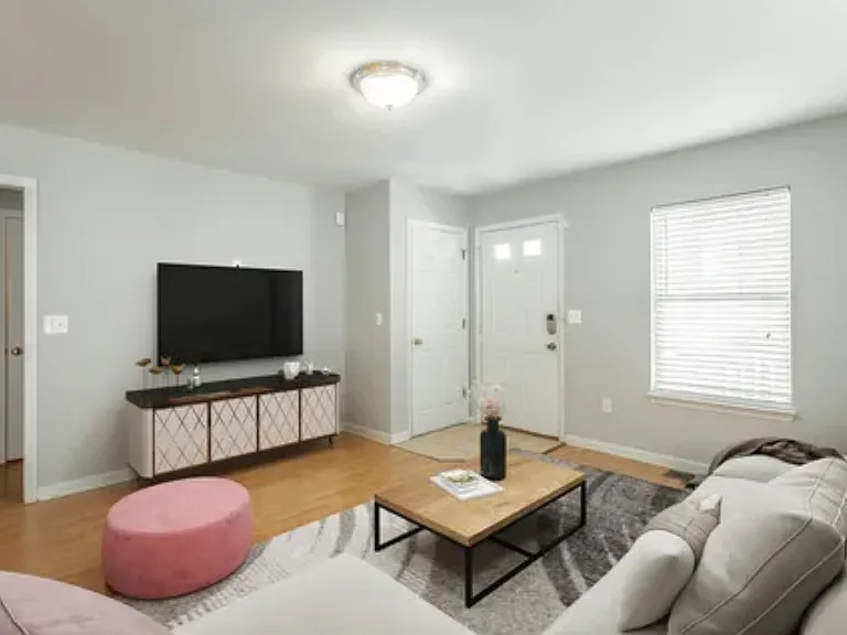 205 W 37th St — Photo 2