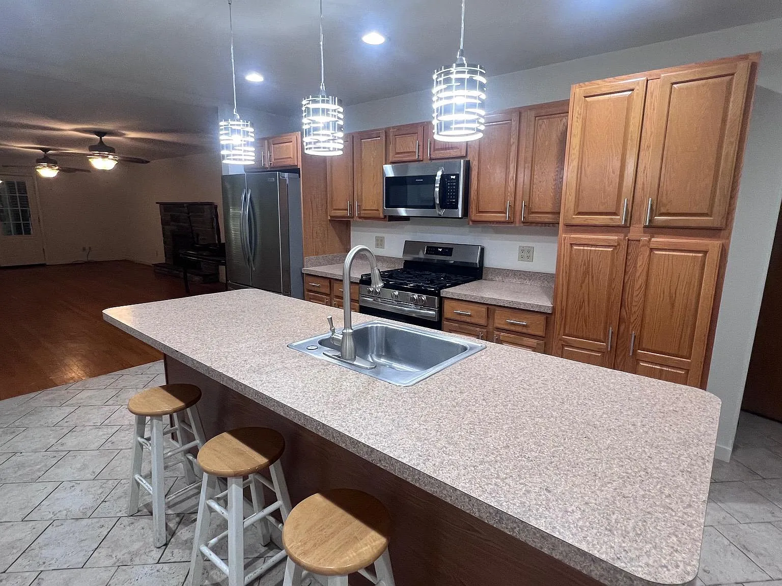 3 bed, 2736 sqft, $3,100 — Photo 2
