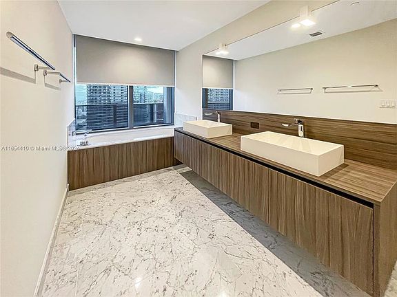 3rd image of 1000 Brickell Plz #3812