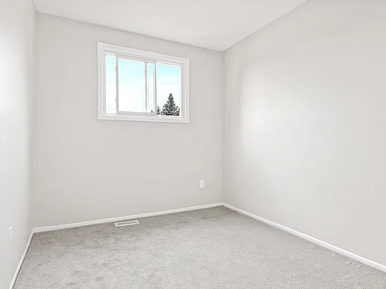 2480 Hunters Point Cres — Photo 9