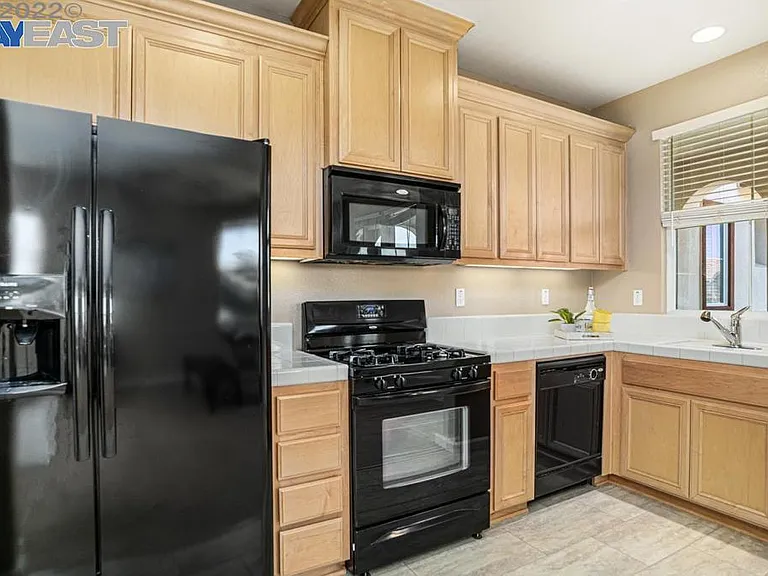 694 W Corazon Way — Photo 2