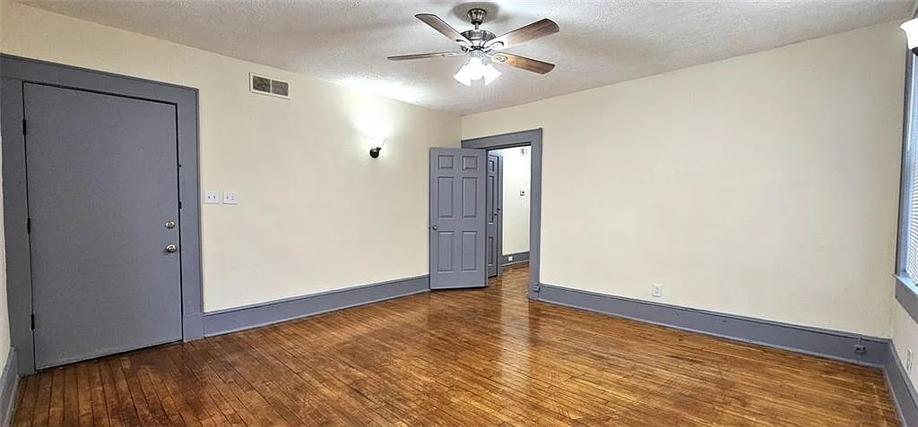 1 bed, 1.0 bath, 3304 sqft, $1,350 — Photo 4