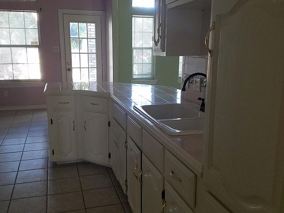 5th image of 501 E Redbud Ave