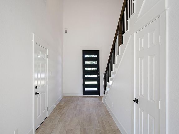 4th image of 212 S Lobit St