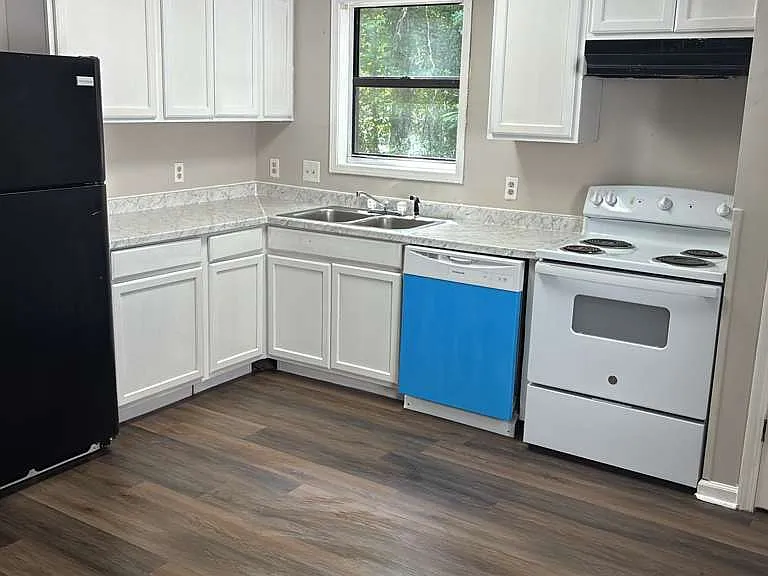 2936 Lakemont Dr SW — Photo 2