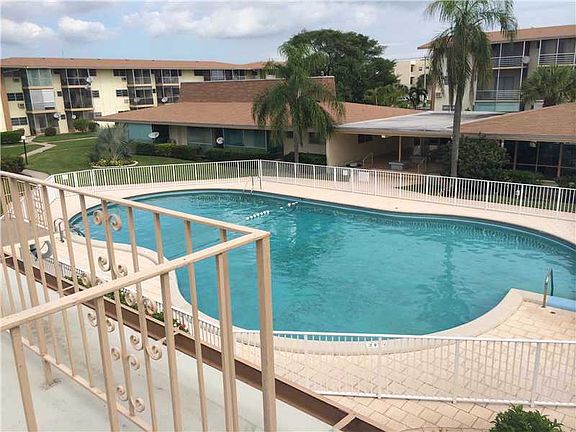 4th image of 16790 NE 14th Ave APT 102