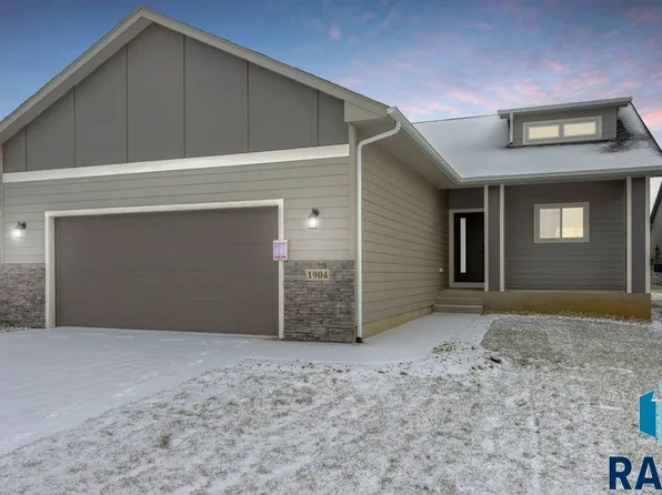 1904 N Concord Dr, Sioux Falls, SD 57110