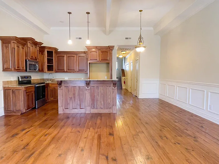 215 N Wright St — Photo 3