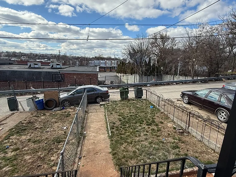 2855 Mayfield Ave — Photo 7