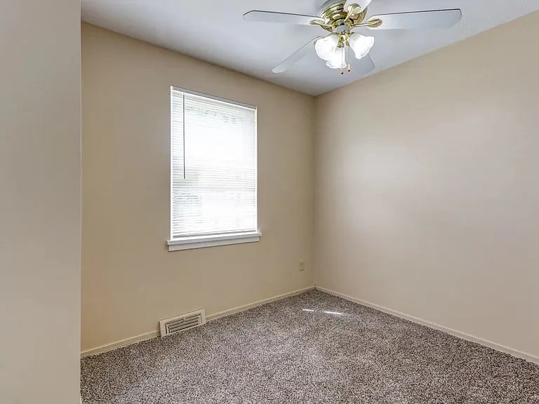 Ellacott Parkway Apartments — Photo 42