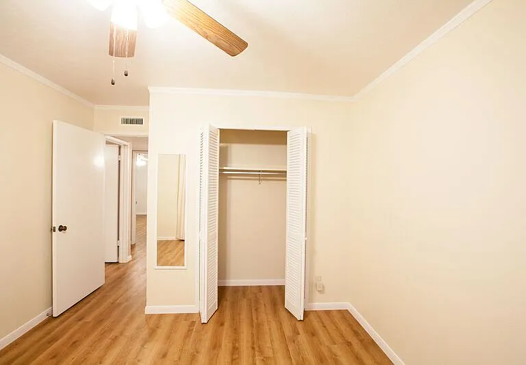 921 Mossvine Dr — Photo 32