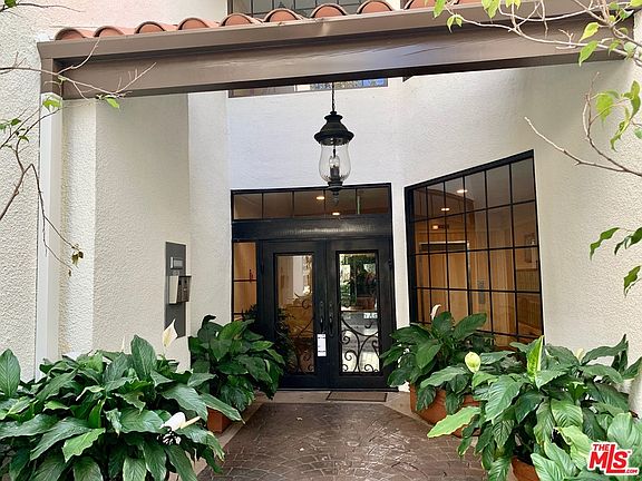 5th image of 621 S Barrington Ave APT 304