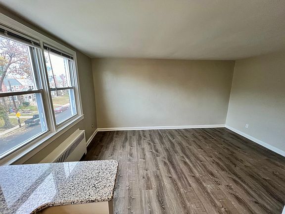 3rd image of 872 Windermere Ave #2