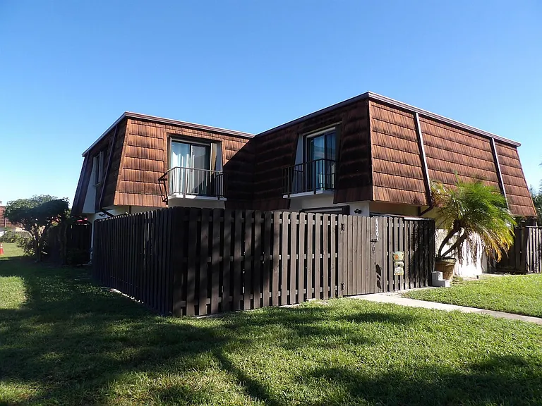 2228 White Pine Cir #B — Photo 1