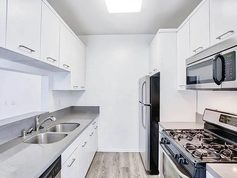 6600 Yucca — Photo 8