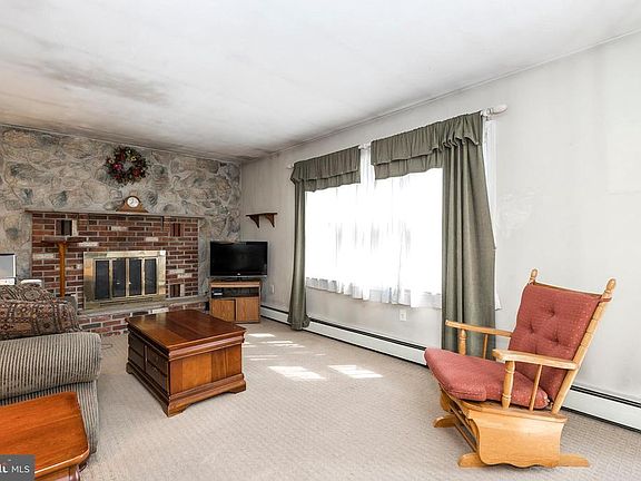 4th image of 105 Huntington Cir