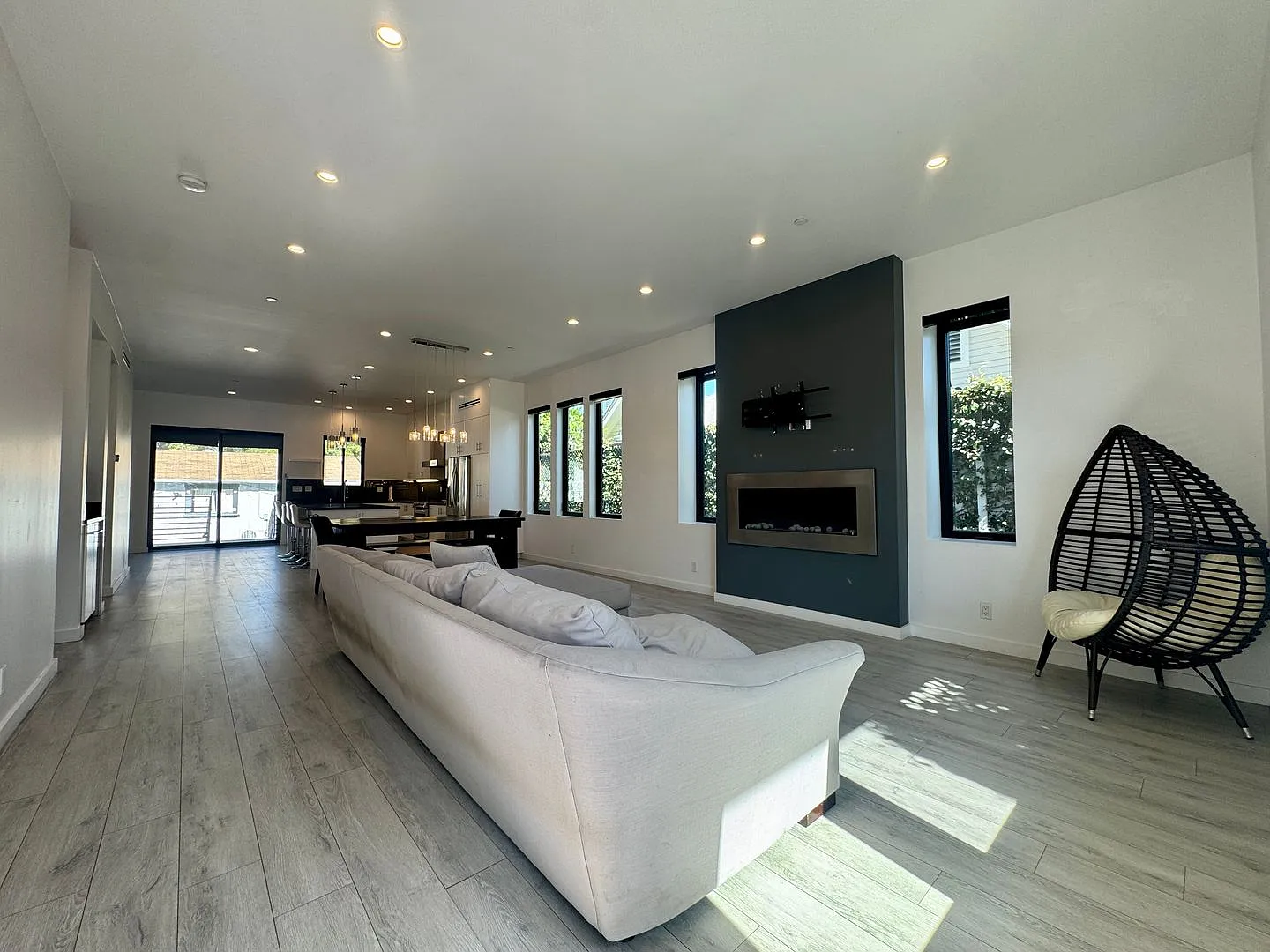 Five Bedroom/Four Bathroom Luxury House in Koreatown — Photo 2