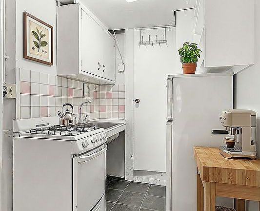 3rd image of 241 E 7th St APT 1B