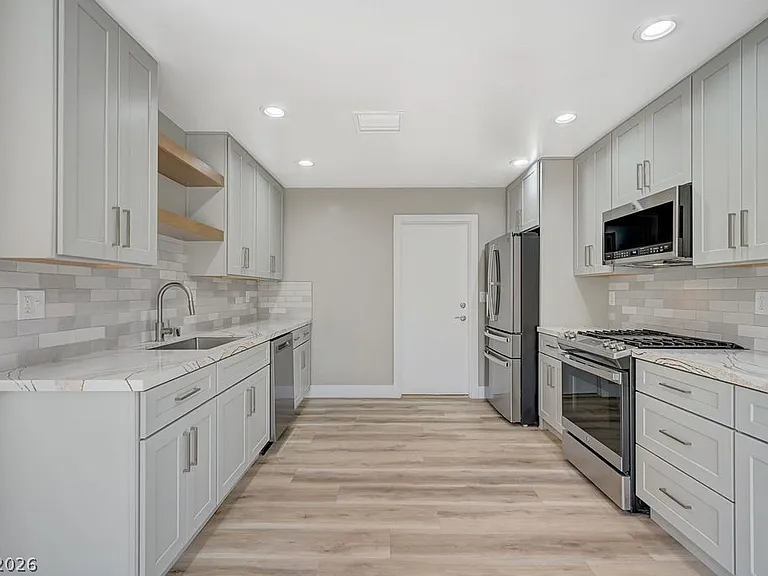 8753 Sundial Dr — Photo 2