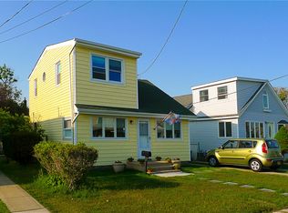 9 Lee Pl, Amity Harbor, NY 11701