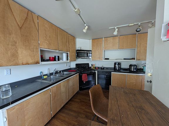 2nd image of 3244-3246 N Oakland Ave