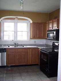 3rd image of 913 Market St