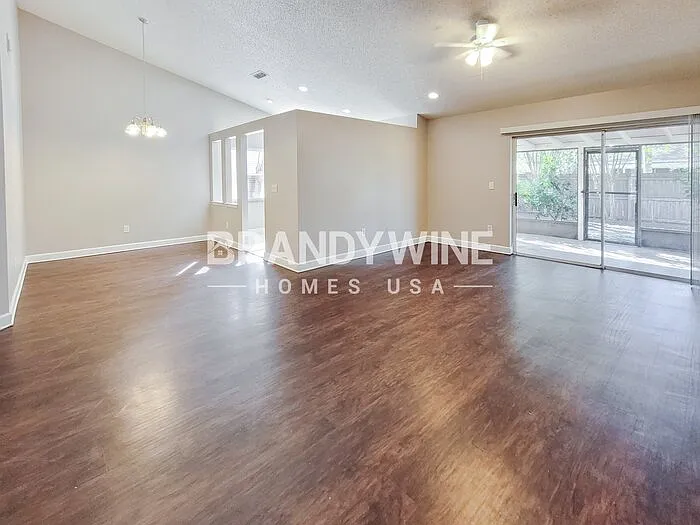542 Queensbridge Dr — Photo 6