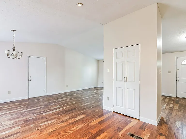 3388 Chelsea Dr — Photo 6